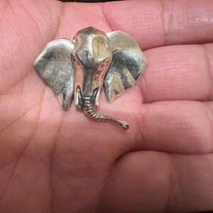 Rare VINTAGE Silver tone Elephant Head articulated Brooch. A work of art.